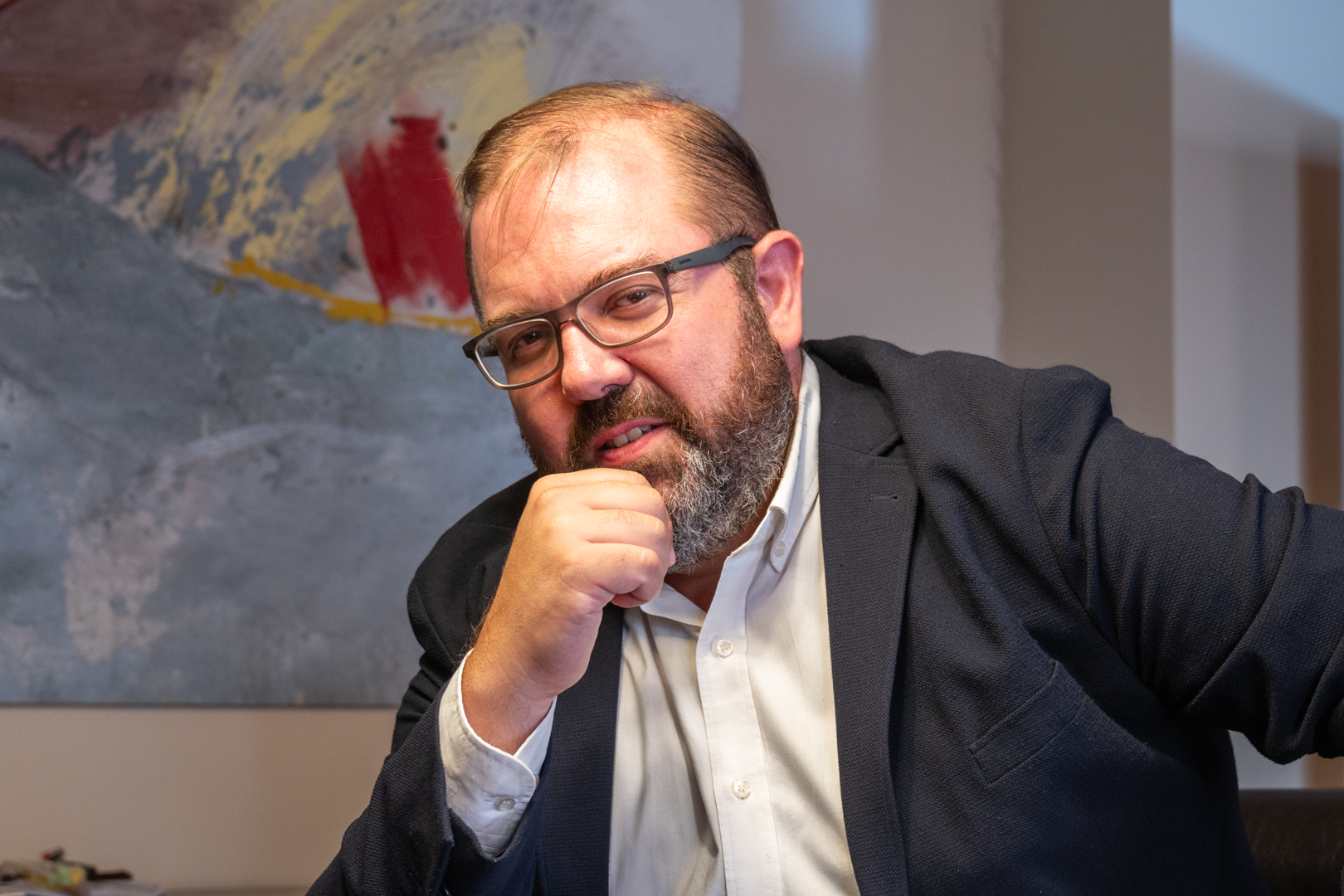 Imagen de Jose Miguel mirando a cámara y sonriendo