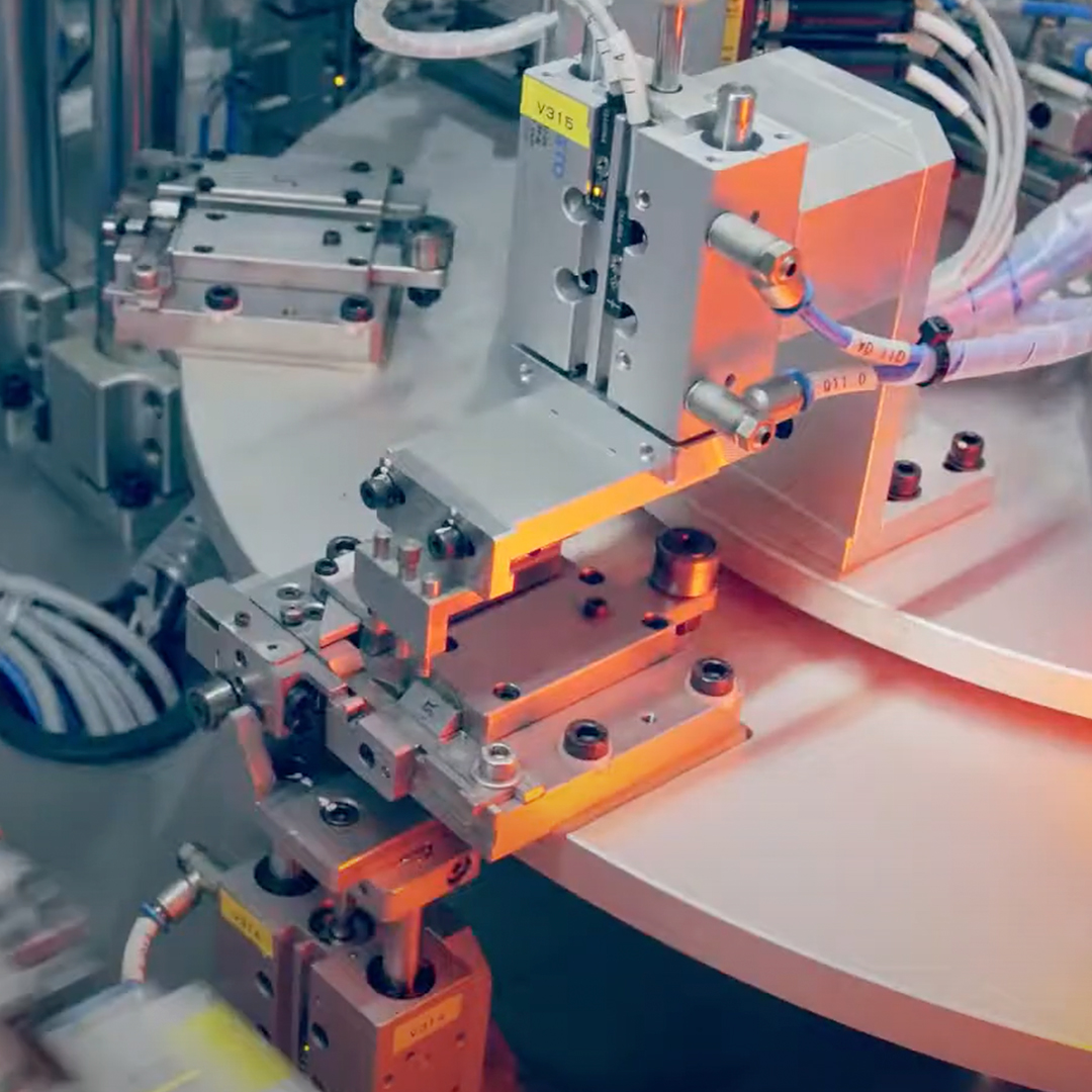 VELEZ-Sobre-mi-07 Imagen de Jose Luis de la Torre sentado en el respaldo de un banco