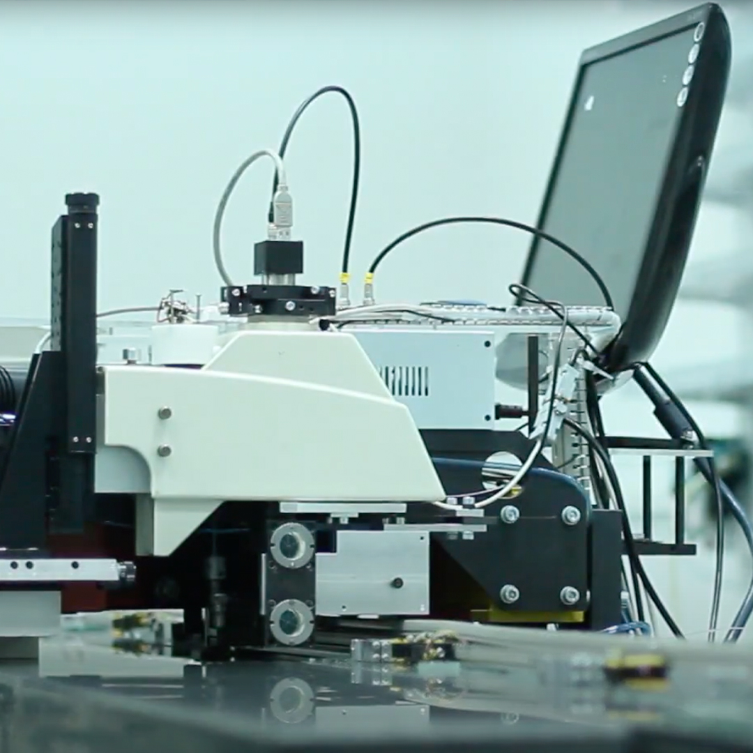 VELEZ-Sobre-mi-08 Pareja feliz con cajas de mudanza a su espalda