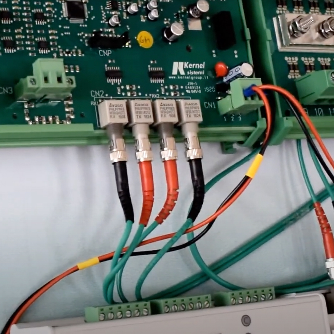 VELEZ-Sobre-mi-09 manos abiertas y juntas de un padre y un hijo con un recortable de papel que representa a una familia